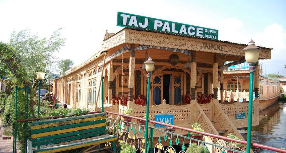Taj Palace Houseboat, Srinagar 4